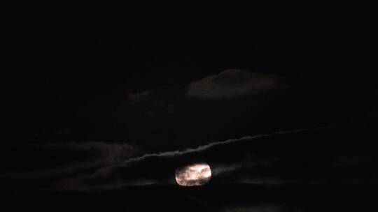 覆盖月亮的乌云