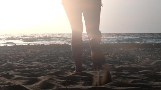 夕阳下女孩在沙滩上奔跑
