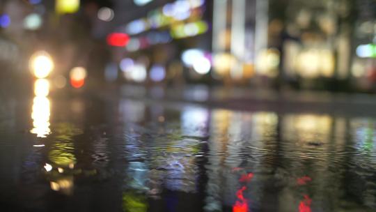 城市夜景中的慢动作雨滴