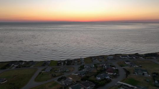 夕阳下惠德贝岛海滨社区的鸟瞰图。视频素材模板下载