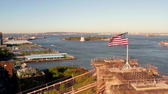 布鲁克林大桥顶上的美国国旗