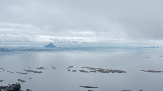 挪威诺德兰县卢洛伊白天挪威海平静水域的鸟瞰图。