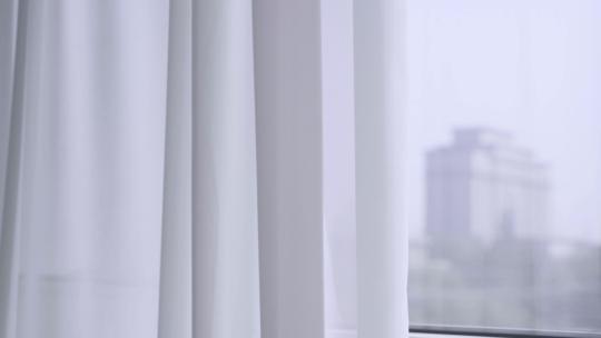 阳光下随风飘动的白色窗帘清新空镜