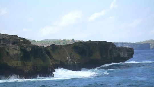 巨浪袭击巴厘岛海岸线视频素材模板下载
