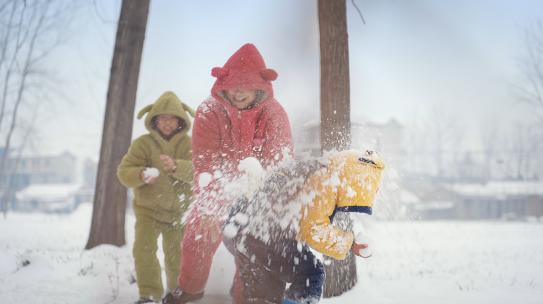 打雪仗/童年玩雪/孩子玩雪视频素材模板下载