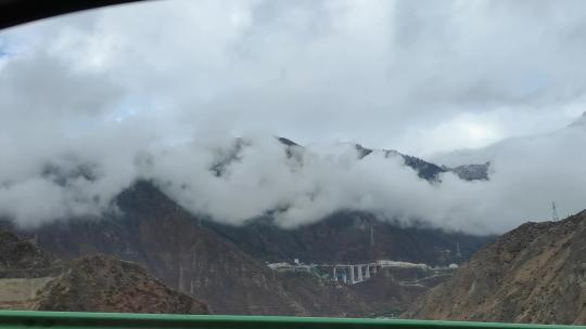 白云山坡藏寨河流视频素材模板下载