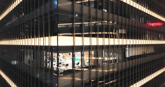 上海陆家嘴写字楼晚上开灯加班的办公室