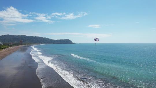 阳光明媚的一天，水下降落伞后海滩的航拍图像，无人机图像，海滩Jac视频素材模板下载