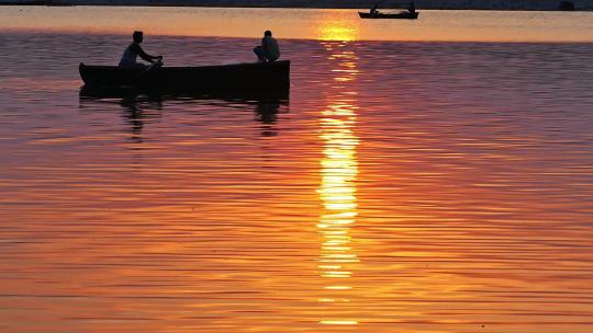 【4K航拍】暖色夕阳下湖面上渔船渔民升格