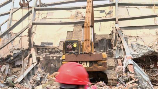 挖掘机在拆迁房屋现场视频素材模板下载