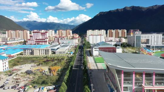 西藏 航拍 空镜 街道 建筑 城镇 山 蓝天