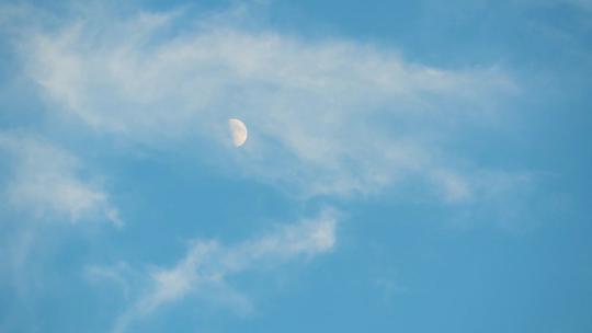 6989 云层 月亮 残月 白天的月亮