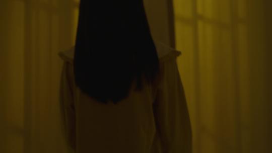 小女生拉开窗帘元气满满的一天开始了