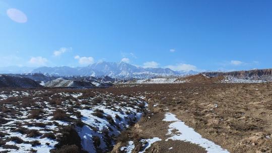 冬天雪山下牧场延时