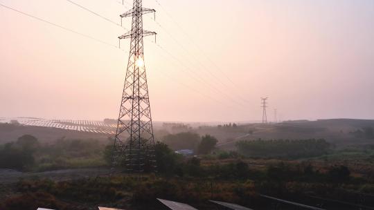 夕阳下高压电线传输电塔