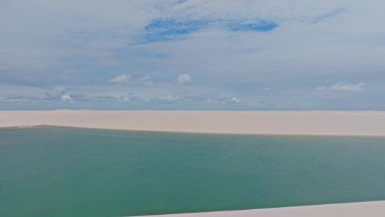侧身旅行，白色沙丘，蓝绿的水在巴西的天堂
