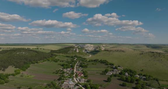 摩尔多瓦费特斯蒂村的鸟瞰图，背景是石灰石采石场