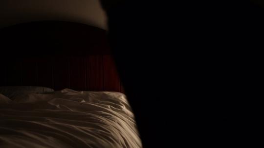 男人躺在床上关灯