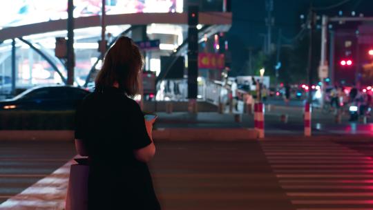 夜晚在路边玩手机的女人背影视频素材模板下载