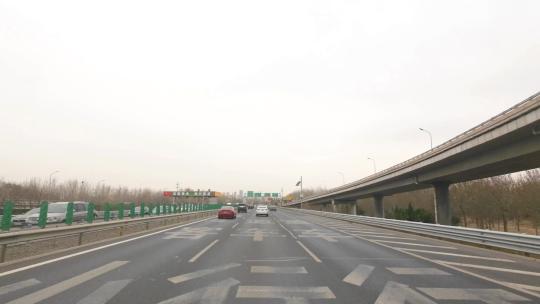 雾霾天气下行驶在高速公路上 开车第一视角视频素材模板下载
