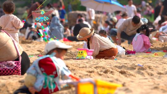 公园沙滩儿童玩沙堆视频素材模板下载