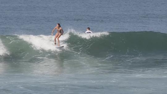 美女海上冲浪美女在巴厘岛海上玩滑板冲浪
