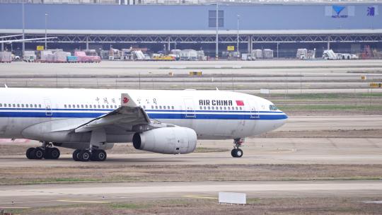 中国国际航空公司飞机在浦东机场跑道滑行视频素材模板下载
