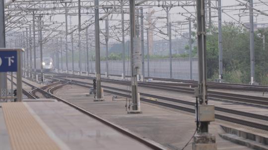 广州北站花都高铁呼啸而过无人站台铁路