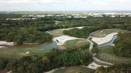 墨西哥维丹塔里维埃拉玛雅郭瑞华设计高尔夫球场的鸟瞰图。