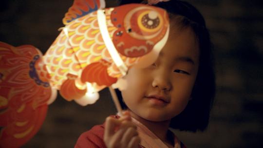 小女孩玩鱼灯笼视频素材模板下载
