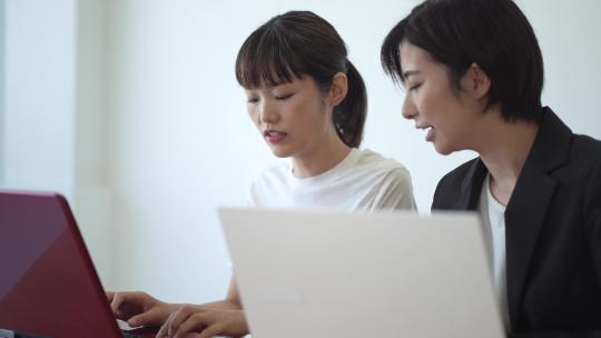 在电脑前交流的两个女人视频素材模板下载