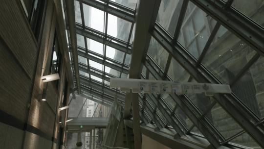 通道内的玻璃建筑结构视频素材模板下载