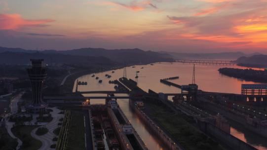 漫天夕阳下的西江长洲水利枢纽船闸