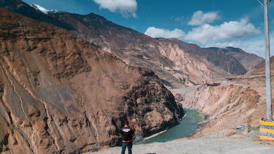 西藏旅游风光318国道怒江两岸