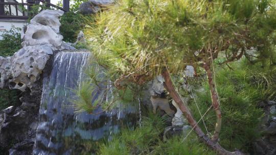 传统中式园林内的假山瀑布视频素材模板下载