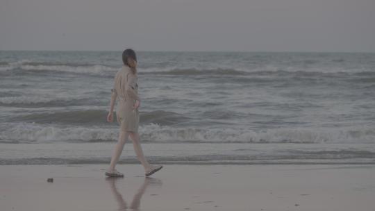 4k a7s3灰片升格拍摄 海边行走的女孩