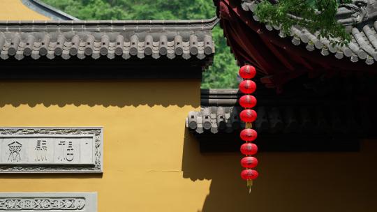 杭州下天竺寺庙围墙前的灯笼随风飘动