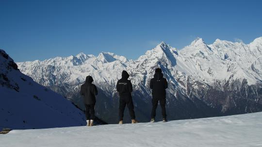 西藏雪山垭口人物站立航拍