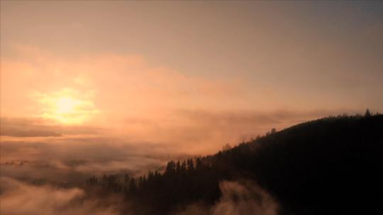 山上雾蒙蒙的日出