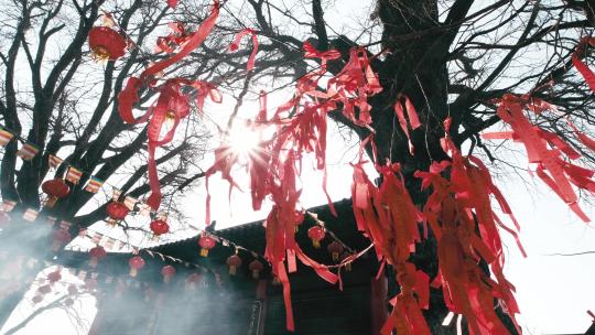 花果山景区寺庙里的许愿红飘带