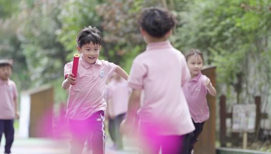 幼儿园里户外运动快乐成长