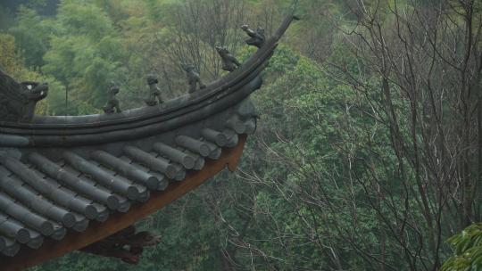 烟雨天寺庙飞檐与远处的青山