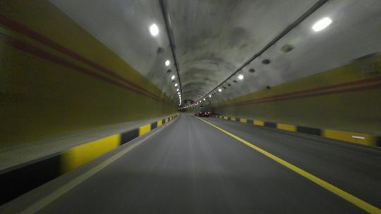 4K汽车行驶在隧道中  开车第一视角