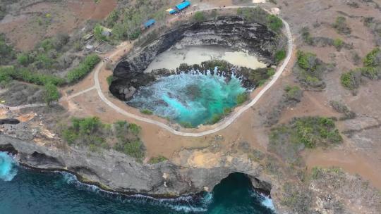 海边天坑鸟瞰图