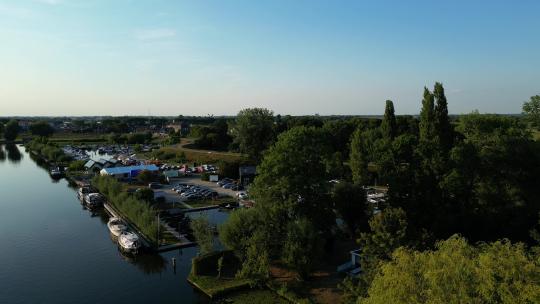 荷兰阿克尔镇的海滨结构、停车场和系泊船。天线