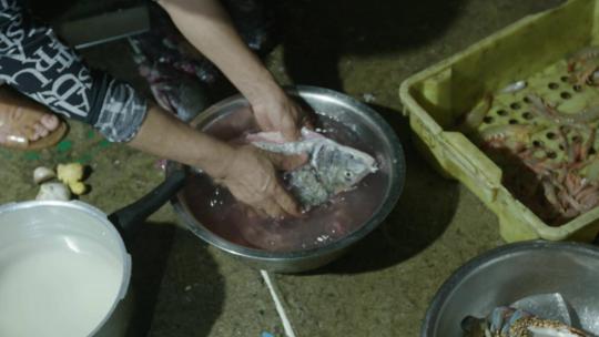 4kl1广东雷州渔民烹饪刚刚打捞的鱼1视频素材模板下载
