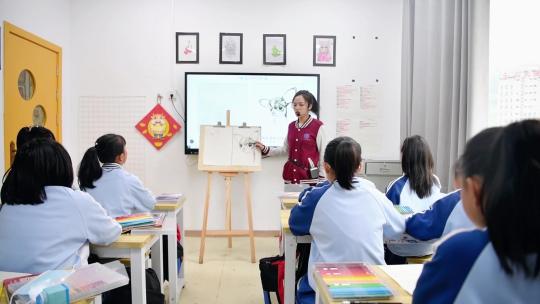 学生听课学画画