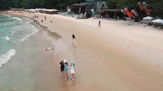 美女沙滩散步大海海滩玩乐度假旅行普吉岛