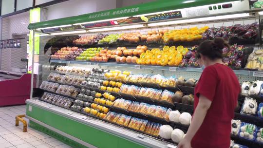 4K  超级市场女人挑选水果视频素材模板下载