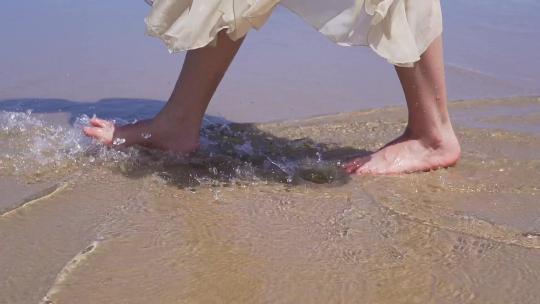 人物海边脚踩水花慢镜头特写视频素材模板下载